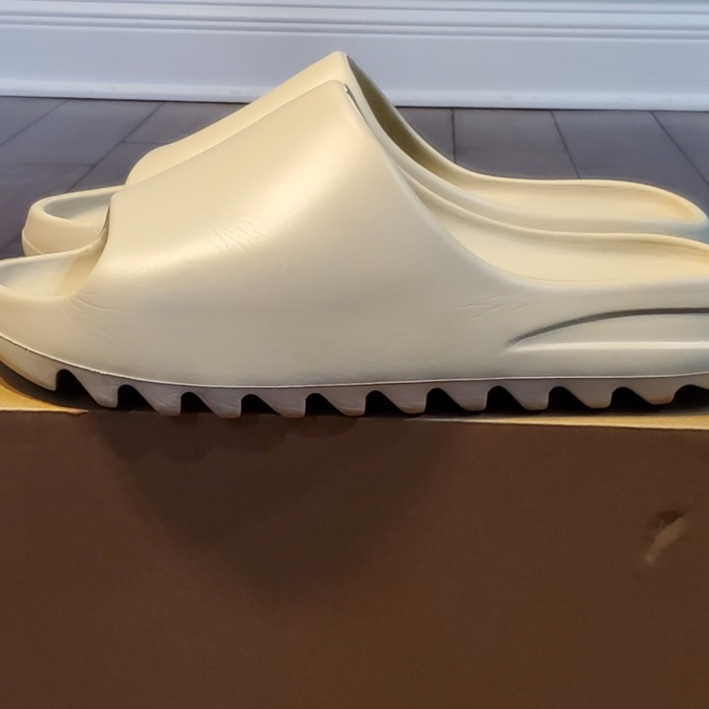Like New Yeezy Slides in Bone